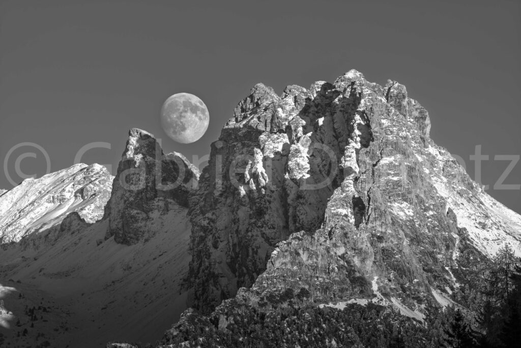 Der Vollmond erhellt die Berglandschaft