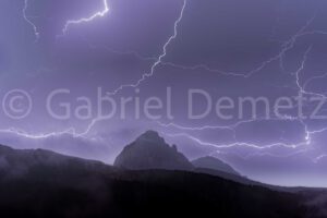 <span class="notranslate" translate="no">Blitze erhellen die Nacht</span>